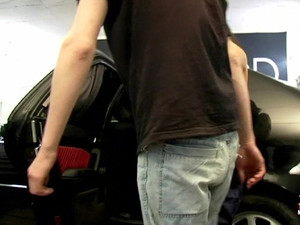 Наташа сосет член на автосервисе