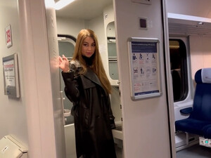 Ты чё, мужик, подглядывал? Ну-ка пойдём в туалет, трахнешь меня