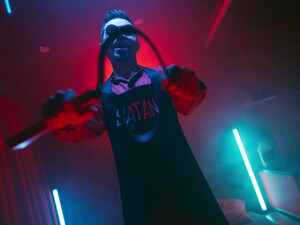 Три кошечки - блондинки покорно мяукая, отдались хозяину под хвостики в косплее