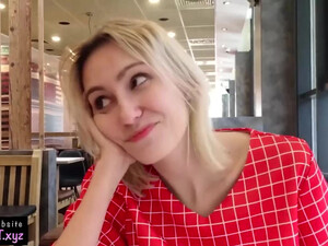 Вера соблазнила Влада на еблю в туалете кафе, место так себе, но трах был супер