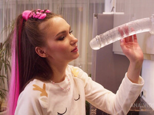 Русский мужик больно выебал худенькую девушку в очко на кухонном столе