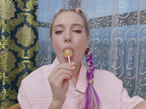 Детка Goldie Small хотела пососать Чупа-Чупс, но получила член в тугое очко