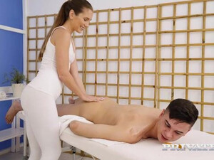 Mary Rock демонстрирует технику идеального хенджоба и глубокого минета, работа губ и рук массажистки