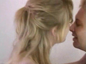 Зрелый мужик трахает дочь с подружкой в групповухе