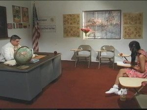 Мужчины учат русскую девку трахаться втроем