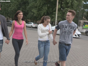 Парни трахнули худых девок в русском порно