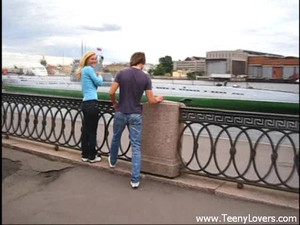 Машка из Питера дрочит бритую пизду и кончает под новым парнем