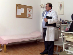 Студентка из Воронежа показала пизду гинекологу