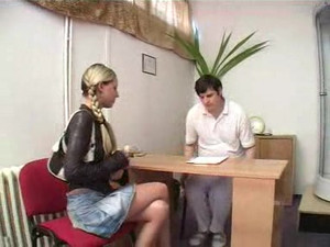 Студентка Наташа показала молодому доктору свою письку