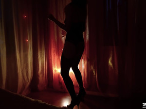 Москвич выебал и щедро накормил членом фигуристую проблядь в чулках