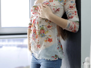 Худая русская девушка мастурбирует киску самотыком в одиночестве