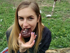 Кончил блондинке на печенье после минета - так оно будет более белковым!